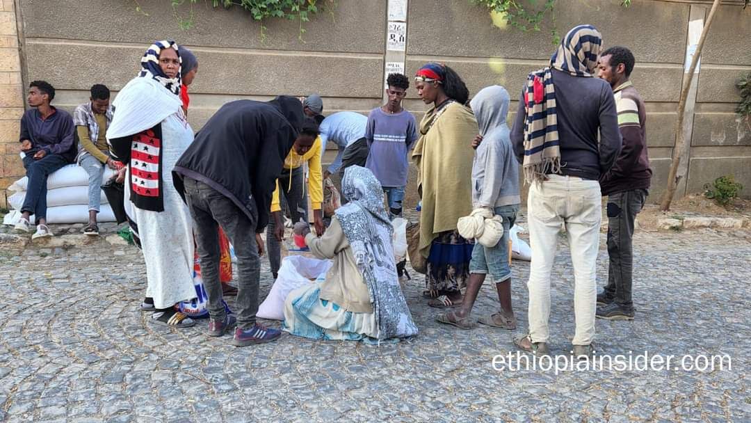 ተፈናቃዮች በመቀለ እርዳታ ሲሰጣቸው